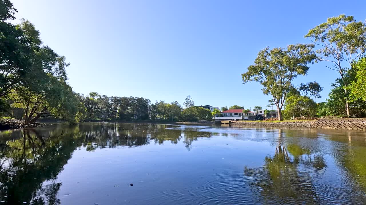 황금 해안의 울창한 운하를 통해 풍경적인 강 항해