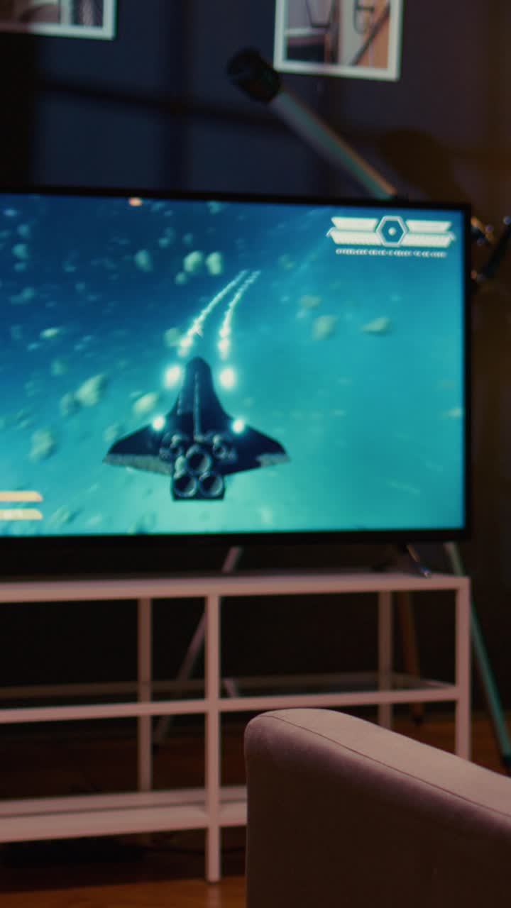 Video verticale: giocatore che si gode una grafica ray tracing di alta qualità su una console per videogiochi, ripresa con zoom indietro