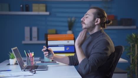 el joven empresario rocía perfume y está encantado con el olor.