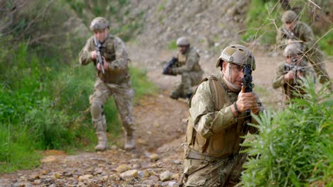 Vorderansicht-Von-Militärsoldaten-Gemischter-Rassen-Beim-Gewehrtraining-Auf-Feldern-Während-Des-Militärtrainings-4k