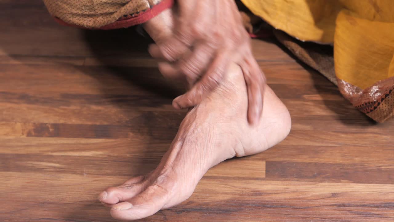 발과 발목에 통증이 있는 노인 여성