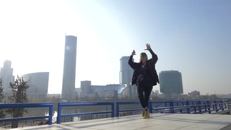 mujer bailando en la ciudad