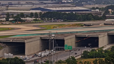 Atlanta-Georgia-Vista-Aérea-V944-De-Las-Estructuras-De-La-Pista-Del-Puente-Sobre-La-Transitada-Autopista-I-285,-La-Inclinación-Hacia-Arriba-Revela-Las-Actividades-Del-Aeropuerto-Y-El-Paisaje-Urbano-Del-Centro---Filmada-Con-Mavic-3-Pro-Cine---Mayo-De-2023