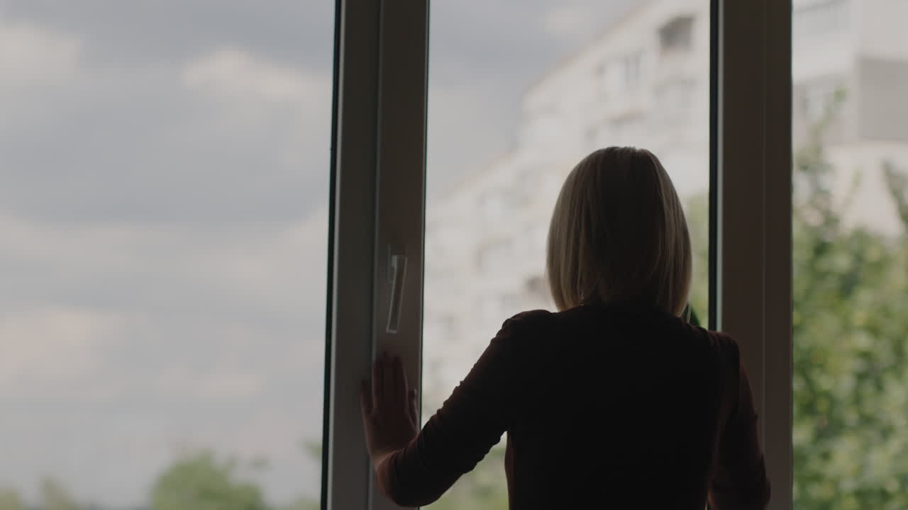 고층 아파트의 창문을 닦는 여성 3