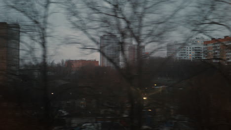 mirando la ciudad de la noche desde la ventana de un tren en movimiento rusia