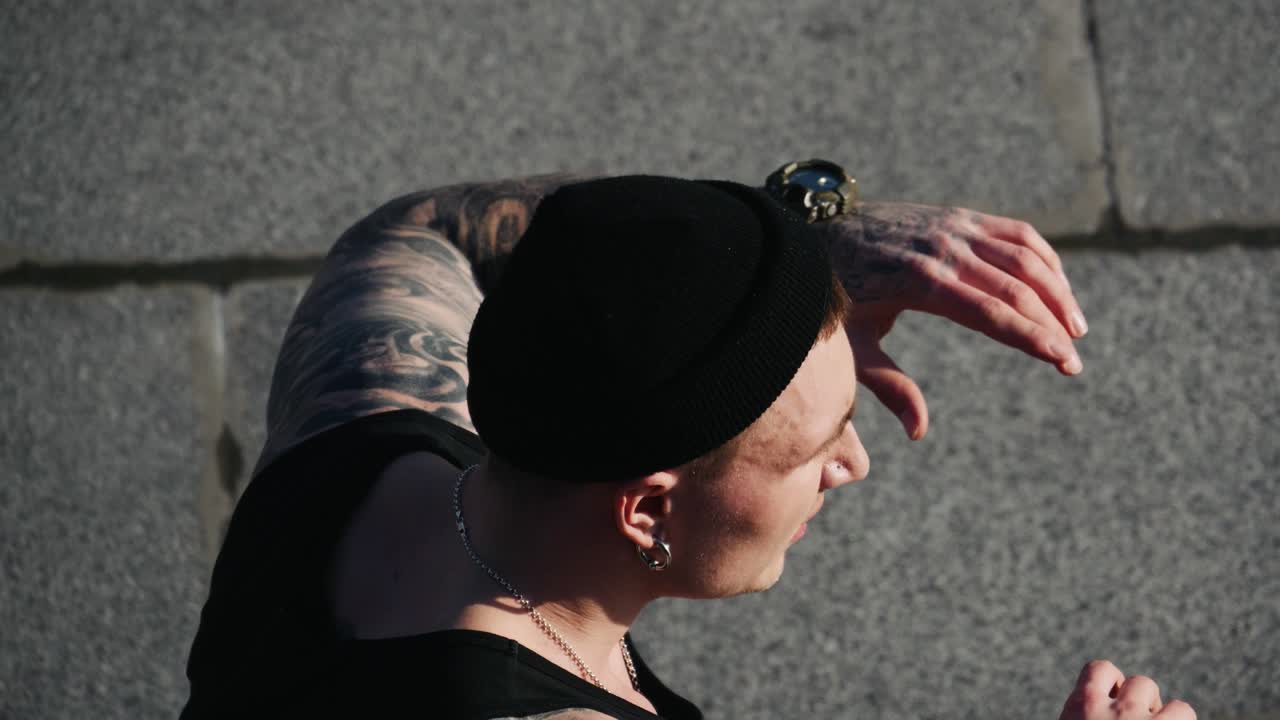 contemporáneo hip hop bailarín de calle hipster hombre con tatuaje funky baile urbano estilo libre en la ciudad