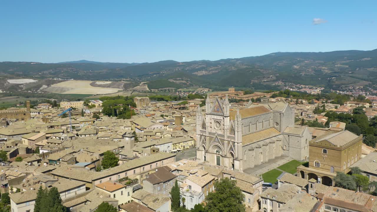 drone vuela sobre el duomo de orvieto en una hermosa tarde de verano
