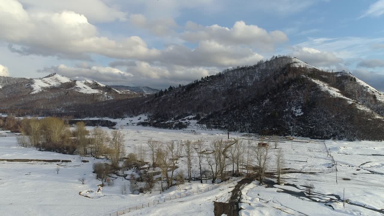 vista aérea de las montañas cubiertas de nieve en invierno