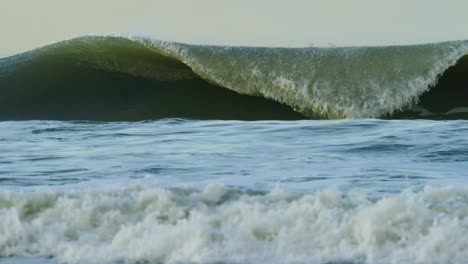 las poderosas olas del océano