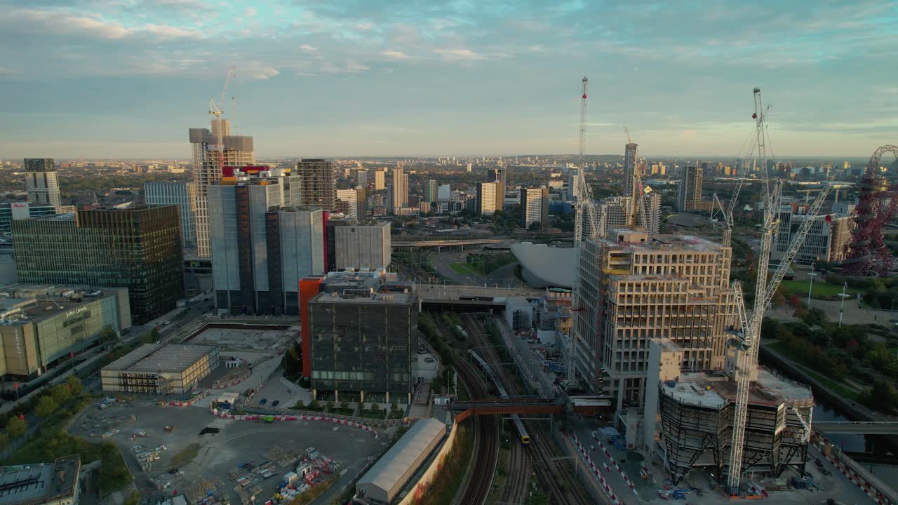 Østlondon Stratford nær Westfield byudvikling skyskraber byens skyline luftfoto dolly højre