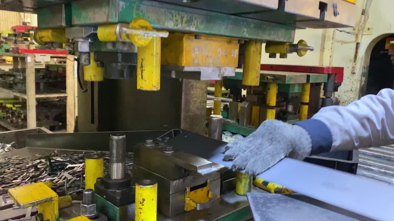 fabricación de piezas de prensa con máquina de prensa hidráulica a partir de chapa de placa de hierro - proceso industrial de fabricación