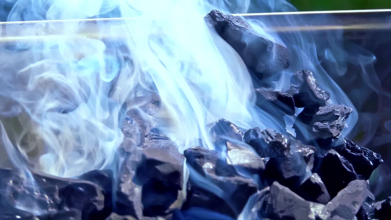 연기는 바베큐 숯에서 나옵니다.