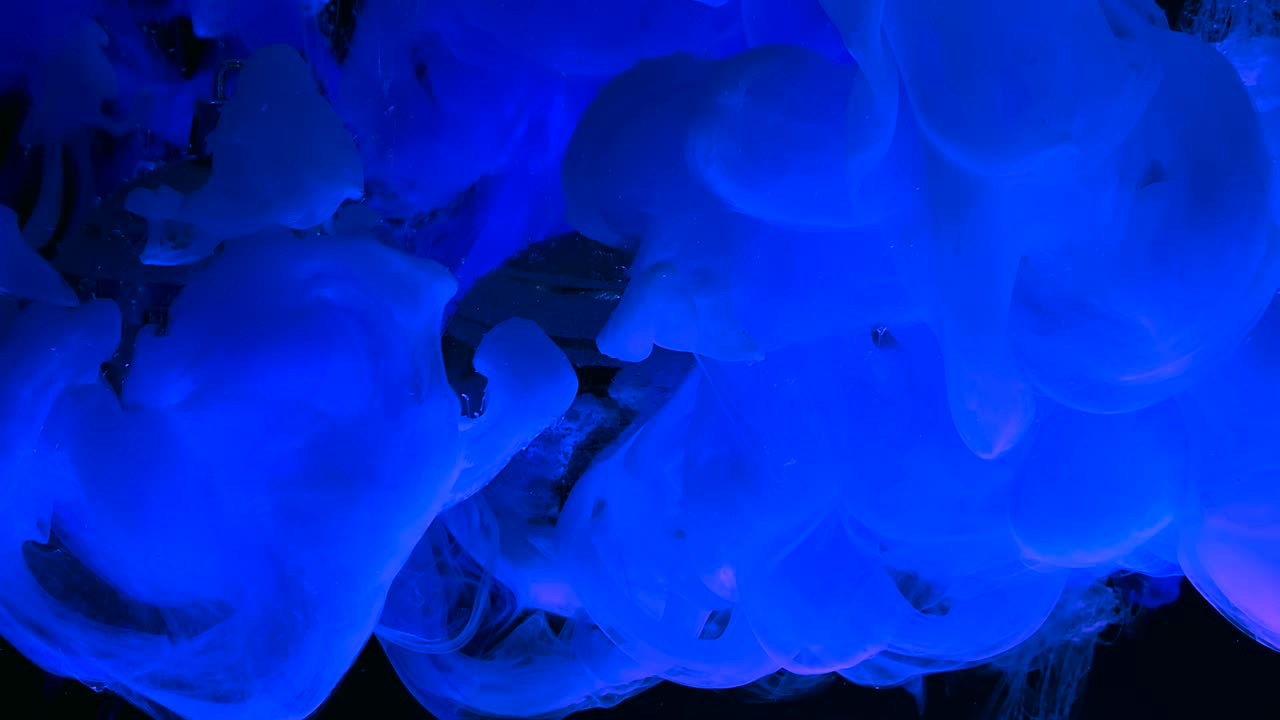 tres bolas de navidad plateadas brillantes en un fondo azul oscuro. un estilo moderno en el fondo del espacio.