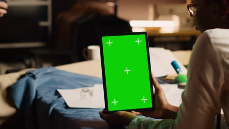 diseñador usando pantalla verde en la tableta
