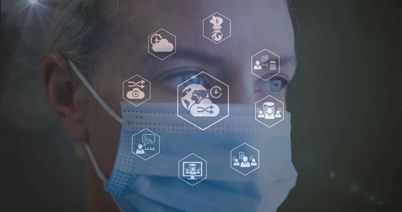 Mujer de mediana edad manteniendo la mirada, iniciando iconos de datos pulsando alrededor de una máscara, visualizando datos de salud