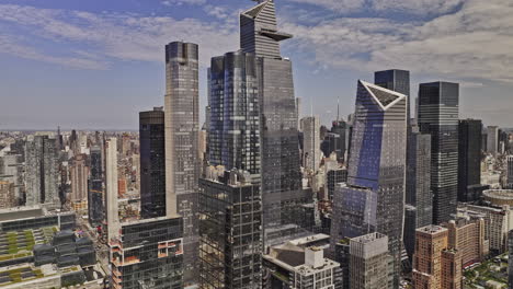 el sobrevuelo de drones v436 de nueva york hudson yards capturando el paisaje urbano de chelsea en el centro de manhattan en el horizonte, con el edificio landmark edge - filmado con mavic 3 pro cine - septiembre 2023