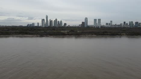 Vista-De-La-Costa-De-La-Ciudad-Capital-De-Argentina,-Buenos-Aires-A-Través-De-Drones-Que-Vuelan-Sobre-El-Océano-Atlántico