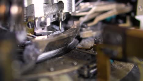 el proceso de fabricación de calcetines en un telar - toma de primer plano de bobinas con hilo blanco en el vídeo de la máquina de rebobinado