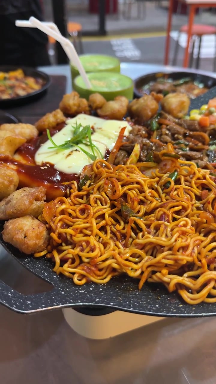 Tampak Dekat Sajian Mendesis dengan Mi Pedas dan Ayam Goreng