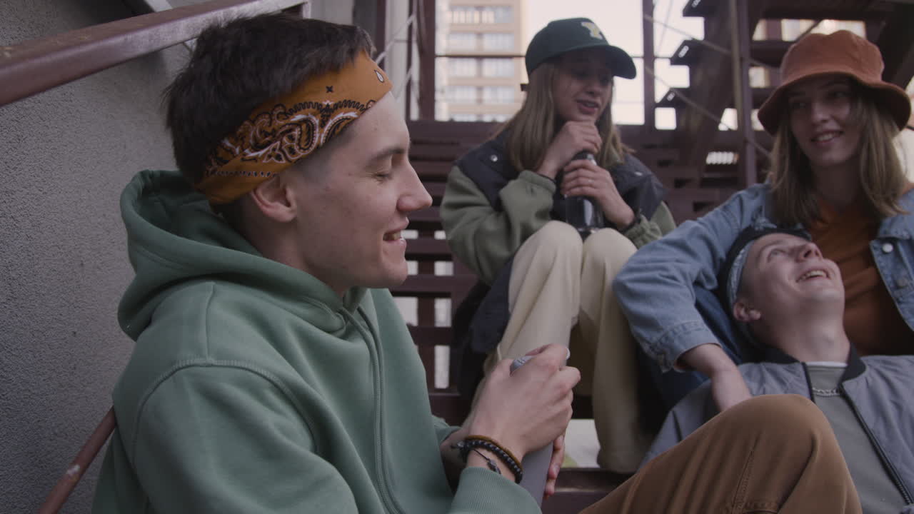 молодые люди на лестнице.