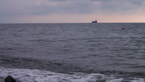 Fernsicht-Auf-Ein-Schiff-Im-Hafen-Von-Batumi-In-Georgien-Bei-Bewölktem-Sonnenuntergang