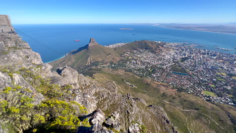 Cima-Del-Mundo-Montaña-De-La-Mesa-Ciudad-Del-Cabo-Sudáfrica-Góndola-Maravilloso-épico-Mañana-Ver-Centro-De-La-Ciudad-Cabeza-De-Leones-Caminata-Fitness-Ejercicio-Lozano-Primavera-Verano-Hierba-Flores-Verdes-Azul-Profundo-Mar-Pan-Derecho