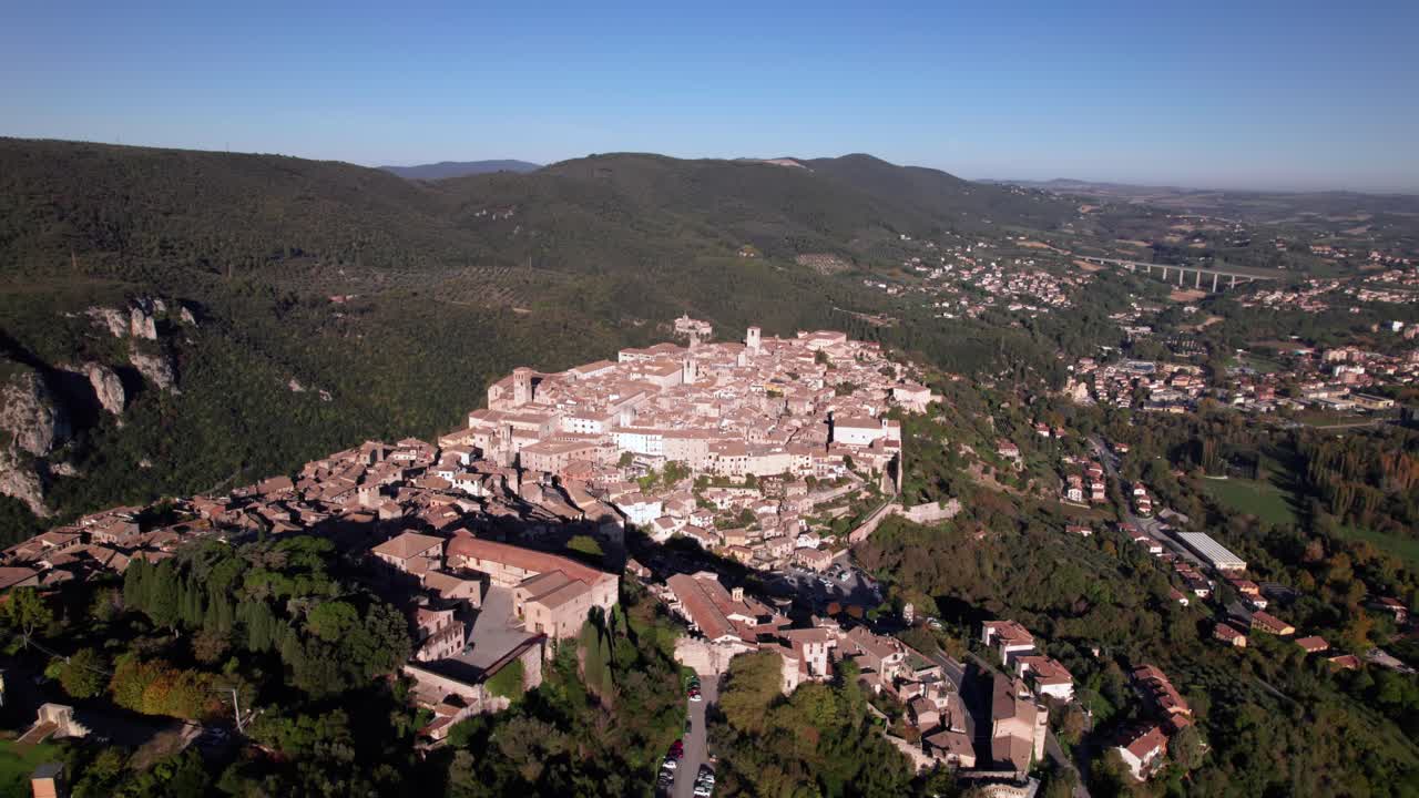 panorama aéreo de la ciudad medieval de narni en la cima de un paisaje de colinas verdes