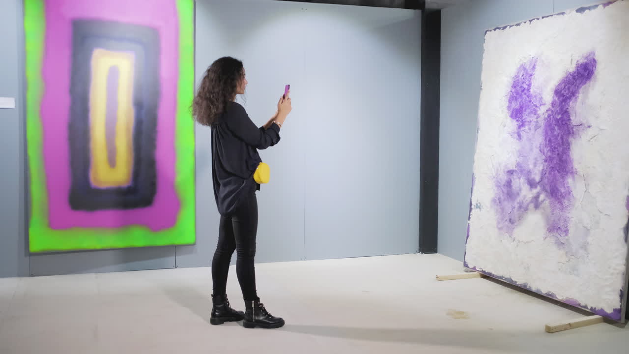 갤러리에서 추상 미술을 보는 여성