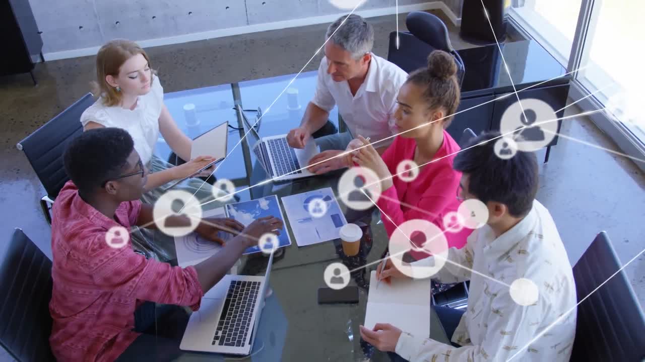 사무실에서 논의하는 다양한 동료의 상단 시야에 대한 아이콘 네트워크의 애니메이션