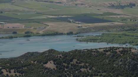 Views-of-Lake-Dunstan-on-a-sunny-day-in-Otago,-New-Zealand