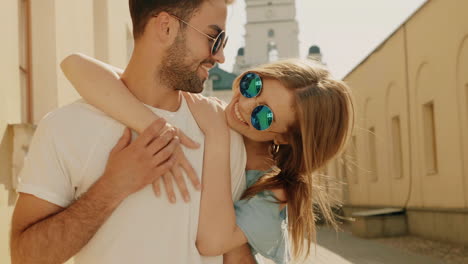 una pareja feliz disfrutando de la ciudad.