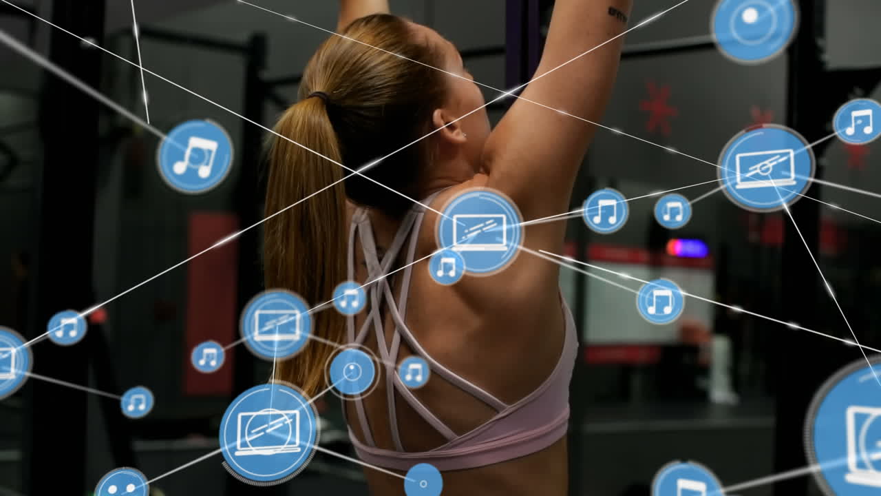 red de iconos de conexión contra la mujer que realiza ejercicios de levantamiento en el gimnasio