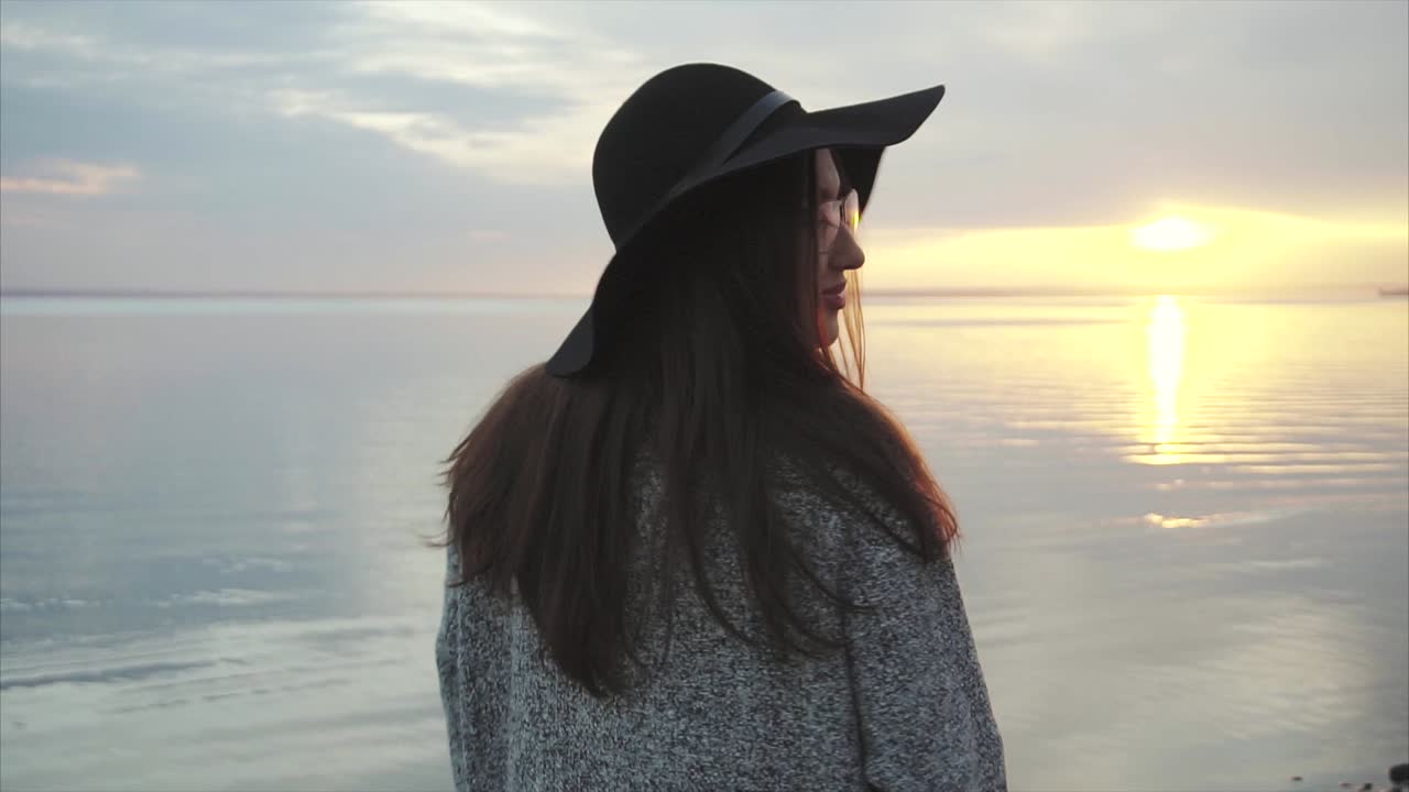 mujer al atardecer junto al lago