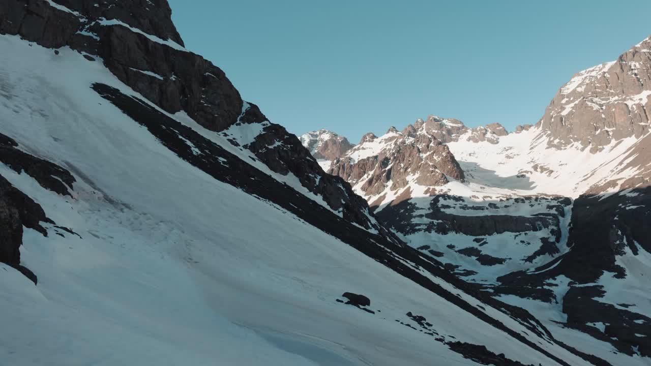 Vista paesaggistica di una catena montuosa innevata vicino al Monte Toubkal, Alto Atlante, Marocco.