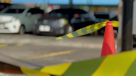 cinta de advertencia amarilla instalada en el estacionamiento