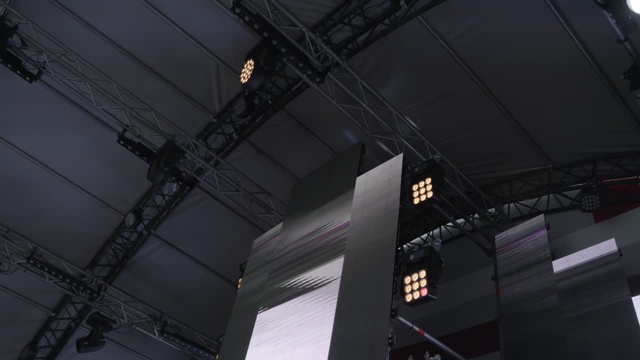 configuración del escenario con pantalla y iluminación led