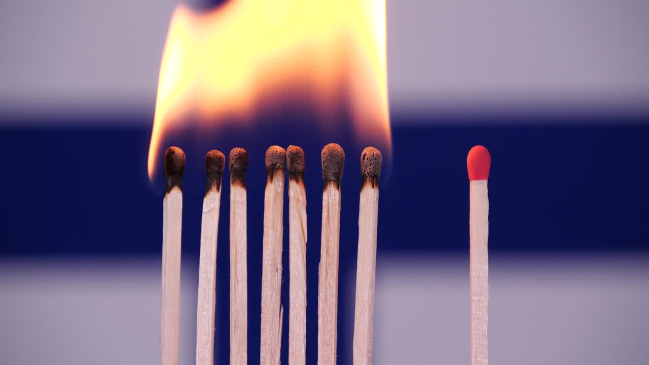 brote de coronavirus, distanciamiento social en finlandia. concepto: propagación de la epidemia, efecto dominó, covid-19, fósforos quemados aislados, detener la propagación del virus, mantener la cuarentena, bloqueo