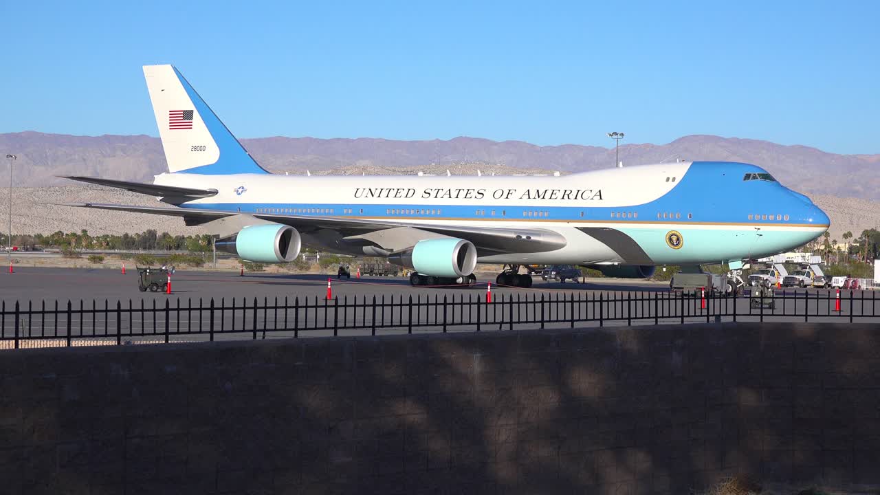 캘리포니아 팜스프링스 공항 활주로에 앉아 있는 에어 포스 원