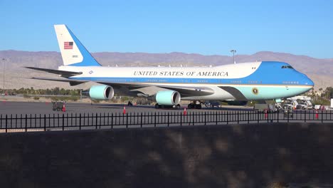 Air-Force-One-Se-Asienta-Sobre-La-Pista-De-Un-Aeropuerto-En-Palm-Springs,-California