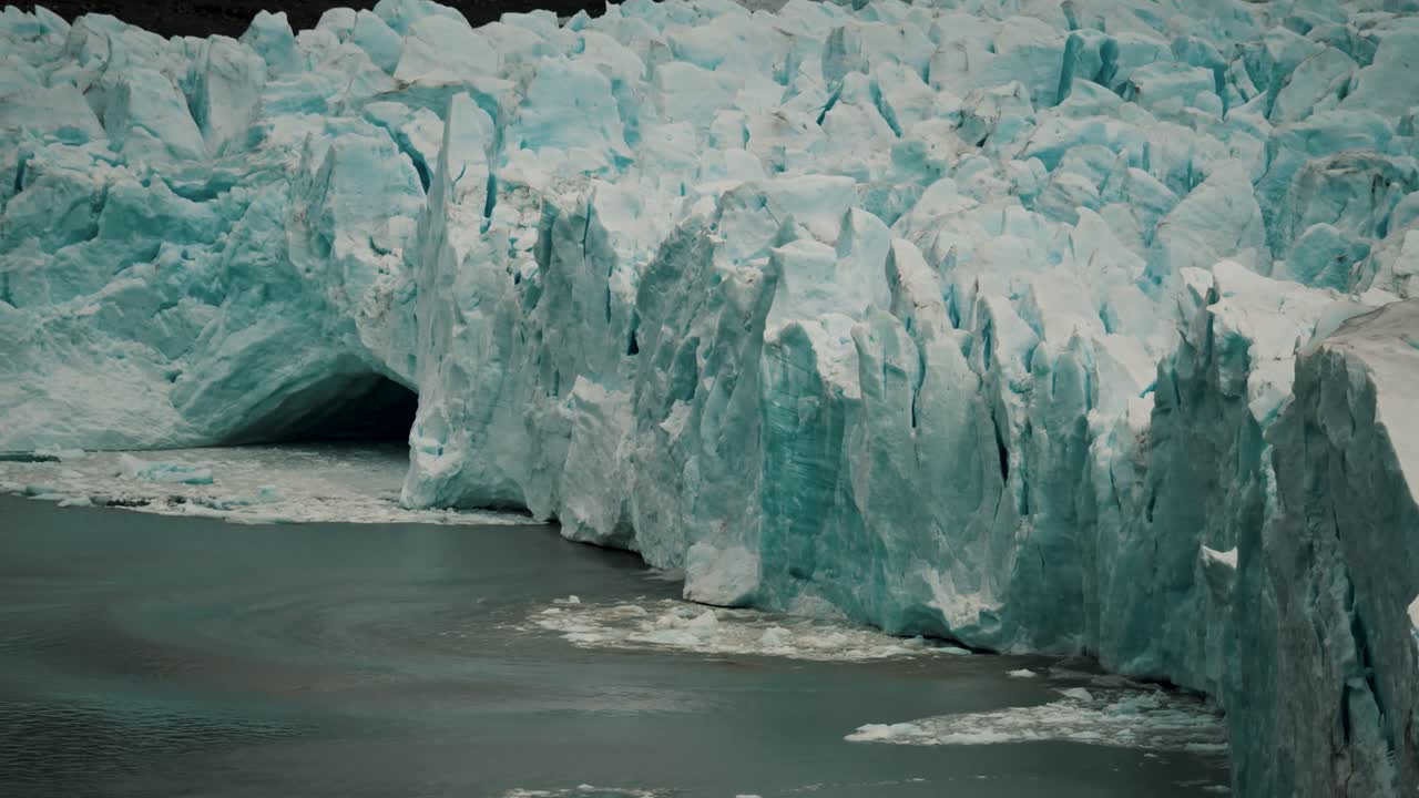 la textura escarpada de los campos de hielo sobre el glaciar perito moreno en argentina, patagonia