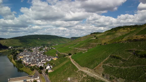 Steigen-Sie-Seitwärts-über-Ein-Dorf-Neben-Den-Weinbergen-Der-Mosel