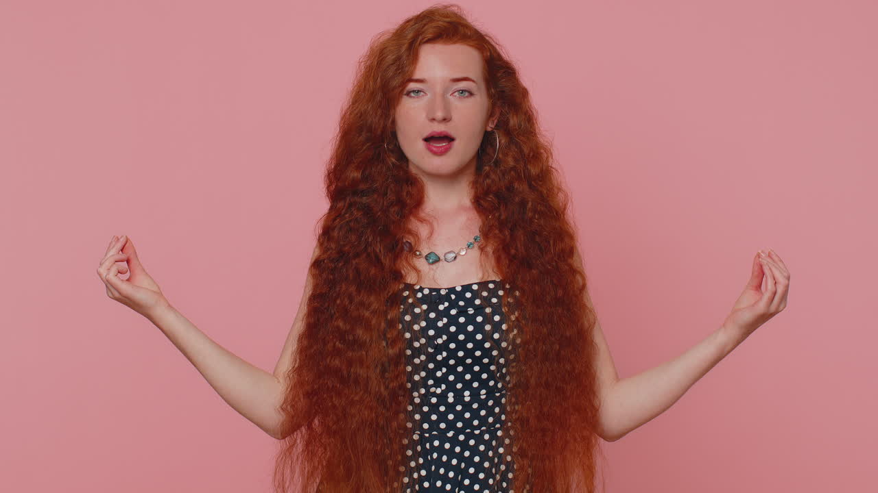 소녀는 무드라 몸짓으로 깊이 숨을 쉬고, 눈을 감고, 집중된 생각으로 명상하고, 평화롭습니다.