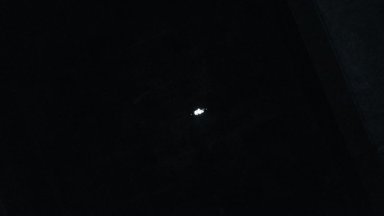 zoom out toma del reflejo de la luna en el efecto de ondulación del agua