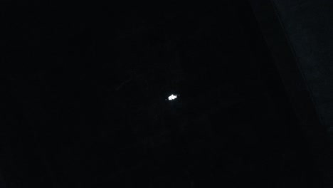 zoom out toma del reflejo de la luna en el efecto de ondulación del agua