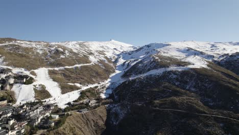empinadas laderas cubiertas de nieve de la estación de esquí de sierra nevada, granada, españa
