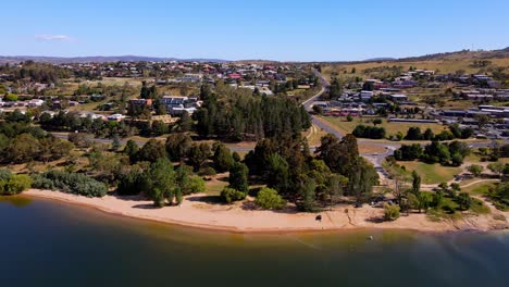 Ciudad-A-Orillas-Del-Lago-De-Jindabyne,-En-El-Sureste-De-Nueva-Gales-Del-Sur,-Australia