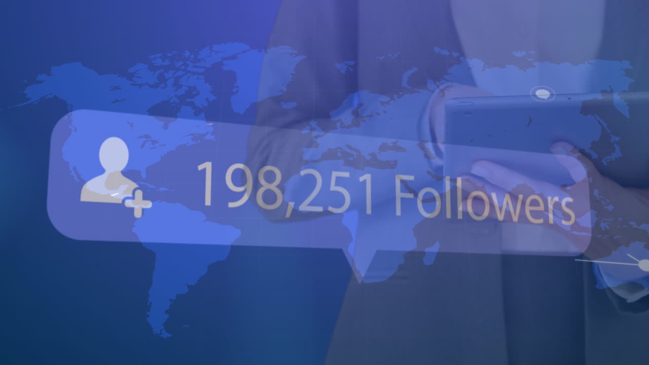 animación del icono del perfil con cada vez más seguidores en el mapa del mundo contra la mujer que usa una tableta