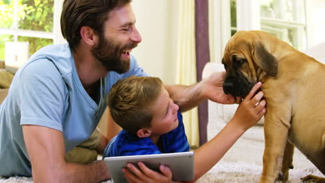 Padre-E-Hijo-Jugando-Con-Un-Perro