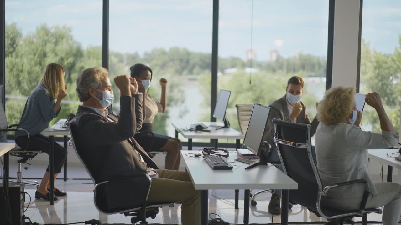 팬데 기간 동안 성공을 축하하는 사무실 팀