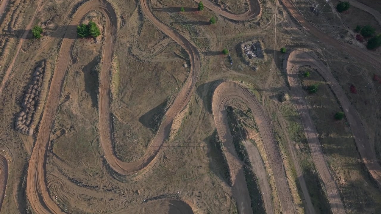 Filmato drone che mostra la pista da motocross del Central Otago Motorcycle Club con sentieri sterrati fluidi, curve tecniche e caratteristiche di guida appositamente costruite nel Central Otago.